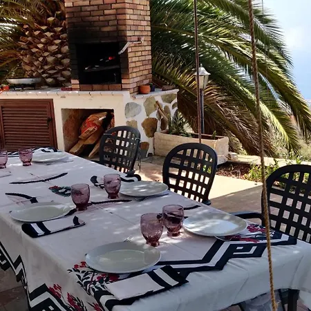 The Lemon Factory בקתה